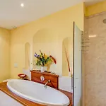 Meouilles Chateau Sleeps 16 Pool Wifi Holiday home