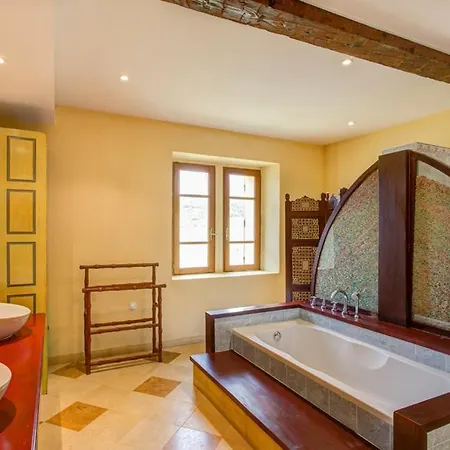 度假居 Meouilles Chateau Sleeps 16 Pool Wifi